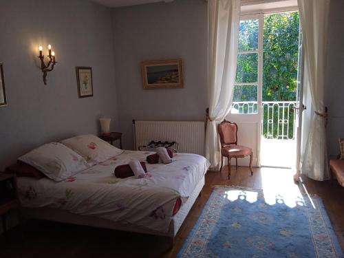 - une chambre avec un lit en face d'une fenêtre dans l'établissement Maison calme avec piscine entourée de son parc, à Quintenas