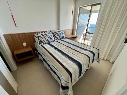 um quarto com uma cama e vista para o oceano em UNU Beach Class Ondina em Salvador