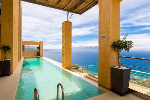 Бассейн в Beachfront Ravdoucha Epavlis Eleni Villa - Pool, Hot Tub, Gym, Sauna, Private Parking, WiFi или поблизости