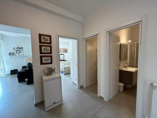 萊萬托的住宿－Silvia House Sea View，客厅设有水槽和镜子