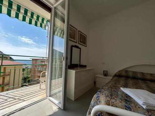 萊萬托的住宿－Silvia House Sea View，一间卧室设有一张床,享有阳台的景色