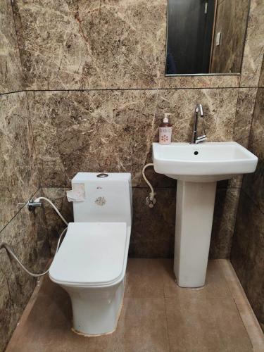 een badkamer met een toilet en een wastafel bij HOTEL KANAL in Kota