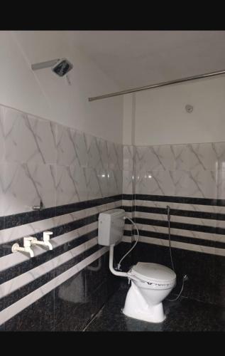 Faizābād的住宿－Blessing Home stay，浴室内白色的厕所,有黑色和白色的条纹