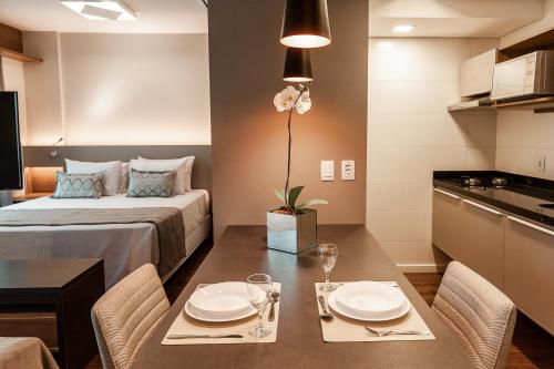 阿雷格里港的住宿－阿雷格里港品質酒店，小房间设有一张床和一张桌子及椅子