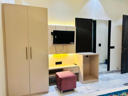 TV tai viihdekeskus majoituspaikassa Taj Ronak Luxury Hotels