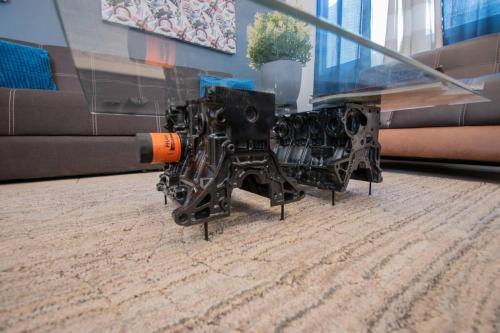 a model of an engine on display in a museum at Elegante Condo CentroHistórico con Cochera in Durango