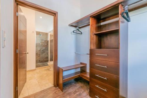 bagno con armadio e cassettiera in legno di Elegante Condo CentroHistórico con Cochera a Durango