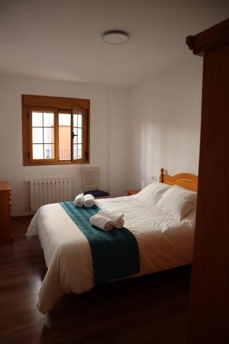 Un dormitorio con una cama con dos toallas encima. en Fleur de Lis apartament, en Huéscar