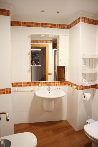 ein weißes Bad mit einem Waschbecken und einem WC in der Unterkunft Fleur de Lis apartament in Huéscar