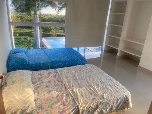 Tempat tidur dalam kamar di Villa de lujo en Girardot