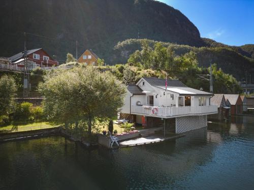 une maison assise sur un quai dans l'eau dans l'établissement Sjötun Fjord Cabin, with boat, 