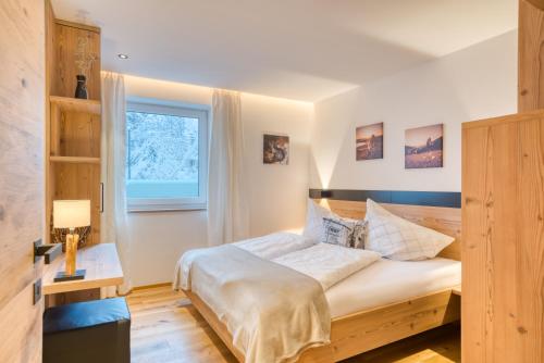 - une chambre avec un lit et une fenêtre dans l'établissement INN Sun Apartment, à Innsbruck