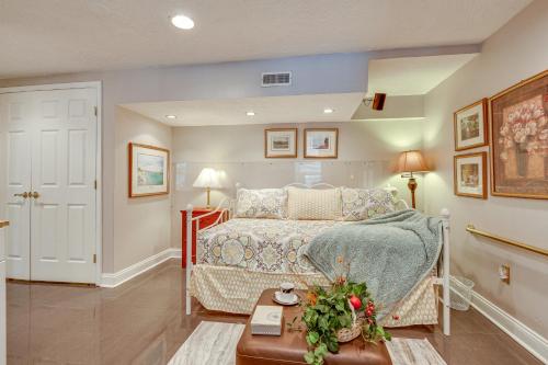 ein Schlafzimmer mit einem Bett und einem Tisch in einem Zimmer in der Unterkunft Owings Mills Apartment - 13 Mi to Maryland Zoo! in Owings Mills