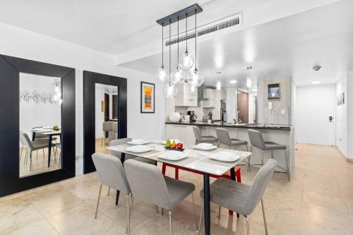a dining room and kitchen with a table and chairs at Beautiful Vibes Sun Kiss Serenity your Stylish Apt Just Steps from Eagle Beach in Palm-Eagle Beach