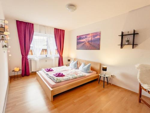 a bedroom with a bed and a window at W5 - Urlaubsmagie - Wohnung mit Grill, Terrasse & Pool in Lichtenhain
