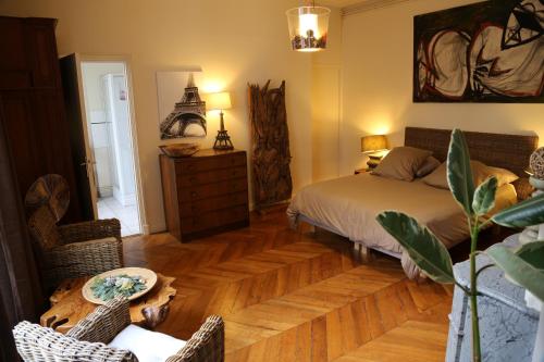une chambre avec un lit et un parquet dans l'établissement A Room In Paris, à Paris