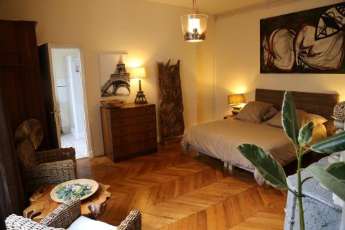 une chambre avec un lit et un parquet dans l'établissement A Room In Paris, à Paris
