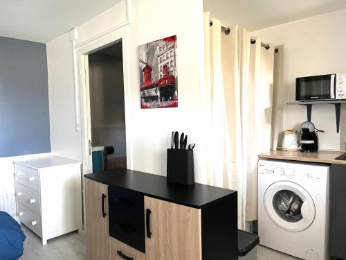 een kamer met een wasmachine en een wasmachine bij Studio cosy indépendant avec Jardin à Osny proche Cergy pontoise in Osny