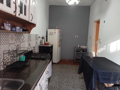 La cuisine est équipée d'un évier et d'un réfrigérateur. dans l'établissement Hostel La Tana, à Lomas de Zamora