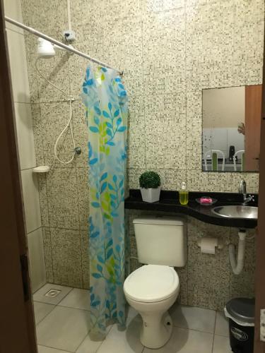 uma casa de banho com um WC e uma cortina de chuveiro em Casa Praia São José Maragogi 50m Mar em São José da Coroa Grande