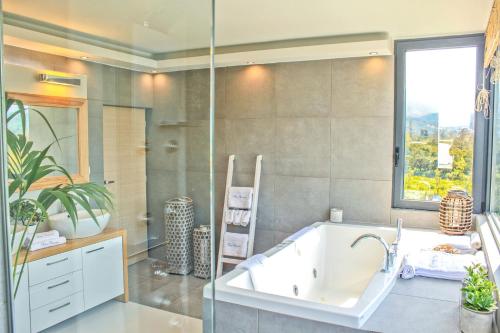 bagno con vasca e lavandino di Four Seasons Villa Chania a Fournés