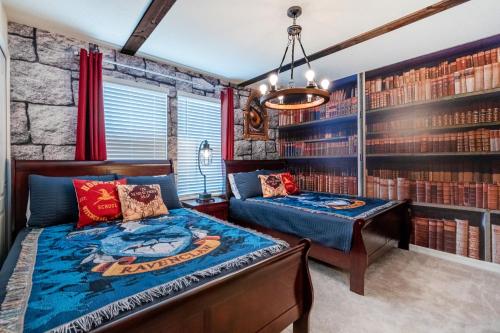 um quarto com uma cama e uma estante de livros em Solterra Resort World Of Imagination 7364 em Davenport