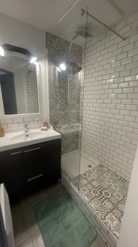 une salle de bain avec une douche et un lavabo et une douche dans l'établissement 