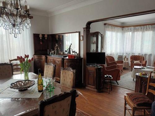 un salon avec une table et une salle à manger dans l'établissement Appartement pour 7 pers au coeur de l'Alsace, à Muttersholtz