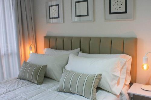 sypialnia z łóżkiem z białymi poduszkami w obiekcie BOLI 0613 San Telmo Charm: Monoambiente Cozy w BuenosAires
