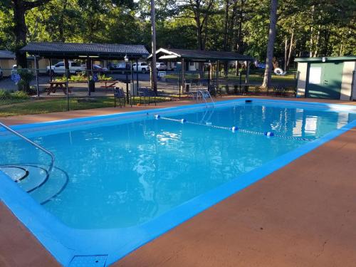 a swimming pool with blue water in a park at Southern Comfort Inn & Resort in Fairfield Bay