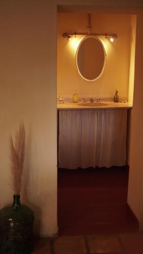 W łazience znajduje się umywalka i lustro. w obiekcie Hospedaje Finca la Encantada w mieście Seclantás