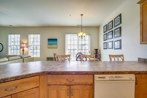 Η κουζίνα ή μικρή κουζίνα στο 4 Mi to Beaches Pet-Friendly Lewes Condo!
