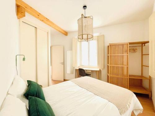 um quarto com uma cama branca e uma janela em RSRC Central & Bright 1BR apartment em Lisboa