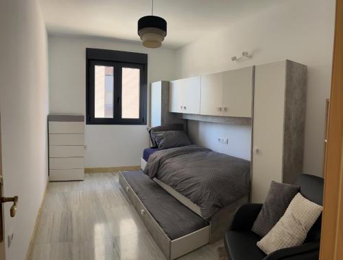 ein Schlafzimmer mit einem Bett und einem Sofa in der Unterkunft Apartamento en Roquetas de Mar. in Aguadulce