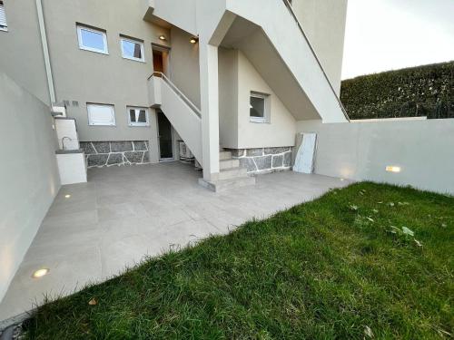 Το κτήριο όπου στεγάζεται  η παραθεριστική κατοικία