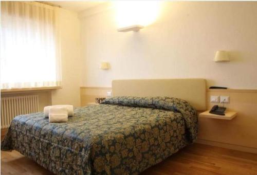 - une chambre avec un lit et une fenêtre dans l'établissement Hotel al Giardinetto Ristorante Bar, à Trichiana