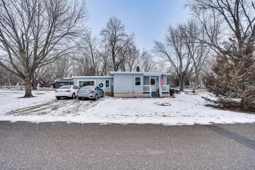 Charming Lakeland Home Steps to St Croix River! durante l'inverno