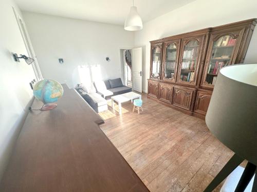 a living room with a couch and a table at Maison spacieuse à Saint-Florentin, 138 m², avec jardin in Saint-Florentin