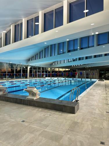 an empty swimming pool in a building at Maison spacieuse à Saint-Florentin, 138 m², avec jardin in Saint-Florentin