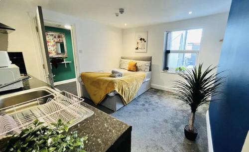 Camera piccola con letto e finestra di Stay in Style - Charming Central Studio a Liverpool