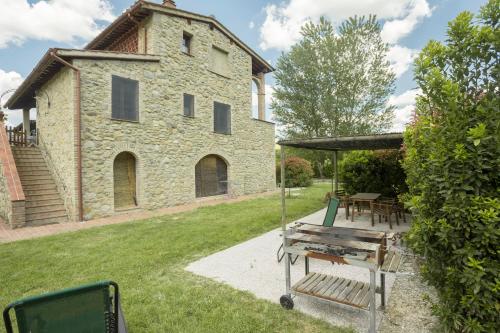 an external view of the property with a picnic table and a building at Borgo da Vinci in Volterra