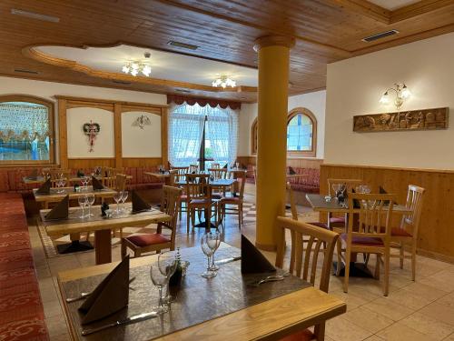 Reštaurácia alebo iné gastronomické zariadenie v ubytovaní Hotel Fior Di Bosco