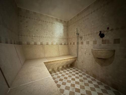 y baño con ducha y aseo. en Hotel Fior Di Bosco, en Giovo