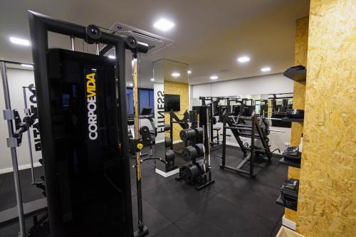 a gym with several rows of weight machines at Hotel Metrópole Maringá in Maringá