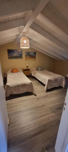 Łóżko lub łóżka w pokoju w obiekcie El Foye