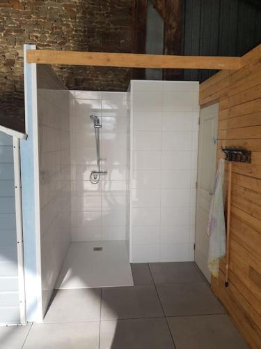 une salle de bain avec douche carrelée de blanc dans l'établissement les saisonnières 18 personnes avec piscine, à Céaux