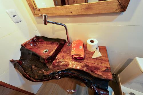 una mesa de madera con lavabo en el baño en Recanto Ecológico en São Gabriel