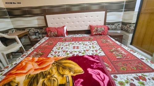 1 dormitorio con 1 cama con edredón en Shree Narayan Home Stay, en Ayodhya