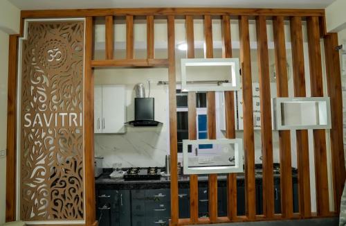 een keuken met een wastafel en een magnetron bij Mom Blessing Homestay in Shimla