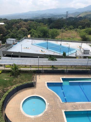 una vista aérea de dos piscinas en un edificio en Casa Lucy, en Ibagué